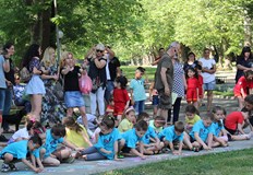 Десетки детски рисунки на асфалт изпълниха днес следобед пространството до