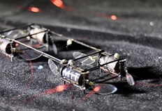 Светлината която излъчват роботизираните светулки им помага да комуникират помежду