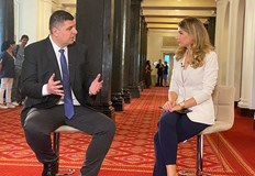 Основната причина да се разклати правителството са разкритите корупционни схеми На