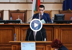 Кирил Петков отговори на критиката от трибуната Не смятах да взимам