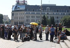 Пред банката се появиха маси столове и одеялаКрай сградата се