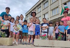 В акцията по засаждане на цветята се включиха и немалко