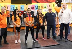Съотборници от Тежкоатлетически спортен клуб Русе посрещнаха с аплодисменти европейският шампион