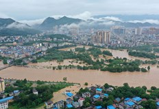 Близо половин милион души са евакуирани от засегнати от дъждовете