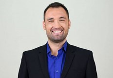 41 годишният актьор пристигна в мастилено син костюм а булката бе