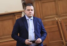 Според депутата от ИТН още поне петима били убеждавани от