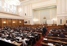 Парламентът ще разгледа текстовете със заложените антикризисни меркиНародното събрание днес