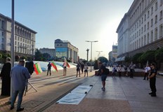 Протест срещу кабинета пред Министерския съветТой започна със скандирания Киро