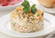 Руска салата в менюто на ресторант на срещата на върха