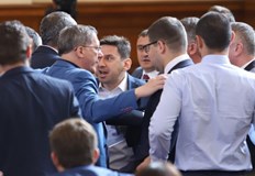 При свирепата политическа конфронтация в НС депутатите вече могат да