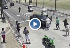 Минувачите успели да повдигнат колата и да извадят мъжаСериозен пътен инцидент в