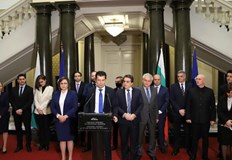 Опозиционните депутати свалиха правителството което пое властта преди шест месецаВот