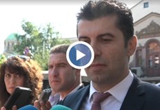 Премиерът Кирил Петков е във Велико Търново където говори пред