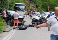 Задръстването е огромноТежка катастрофа между два автомобила е блокирала пътя към Наречен