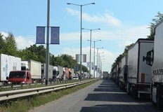 Опашките от тирове изнервиха шофьорите Множество сигнали от изнервени и разтревожени русенци
