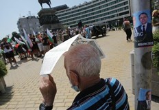 Протестиращи се събраха пред парламента с искане за оставка на