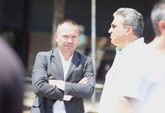 Пред сградата на парламента протестът срещу правителството продължаваше към 13 00