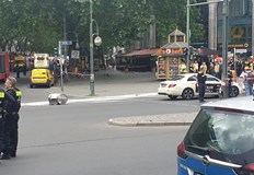 Един човек е загинал а най малко 30 са ранениАвтомобил се вряза в