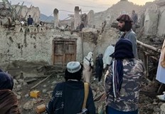 Най малко 1000 души са загинали при мощното земетресение разтърсило тази нощ