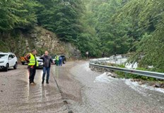 Движението се извършва в едната лентаОтвориха Петрохан В компроментирания участък