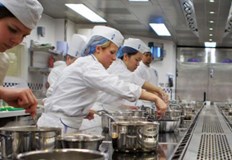 В състезанието взеха участие 6 ученици от различни училища в