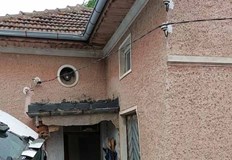 ТИР се вряза в къща в монтанското село Доктор Йосифово Сградата