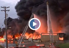 Няколкостотин души са били евакуираниОгромен пожар избухна в химически завод