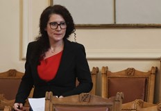 Искането беше направено от ГЕРБ СДСВицепремиерът по ефективното управление Калина Константинова