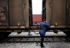 Мигрантите често използват жп линиите като посока докато вървят на