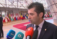 Премиерът в оставка Кирил Петков говори пред журналисти след срещата
