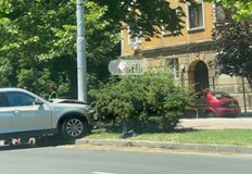 БМВ прелетя през насрещното и се блъсна в стълб на булевард