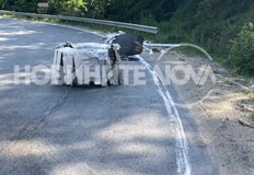 Екипи на полицията регулират движението което се осъществява в едната