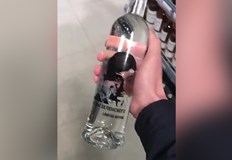 Под плачещия Зеленски върху бутилката е изписано на английски лимитирано издание Сред руските