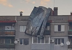 Парче от покривна настилка виси от блок Иван Дечев в