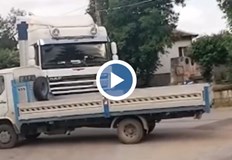 Спонтанно жителите на село Николово снощи излязоха на протест заради преминаващия трафик