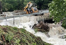 На два от завоите водата преминава през пътното платно и
