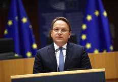 Еврокомисарят по разширяването Оливер Вархеи създава впечатление за нетърпелив европейски