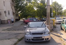 От 2 седмици колата стои на тротоара пред блок 119