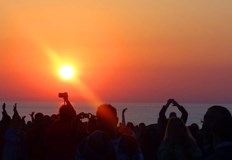 На Джулай Морнинг топлото време ще позволи магически емоции призори с вечната