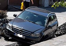 Мерцедесът е нагазил в декоративния каналЛек автомобил паркира в канал