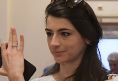 Изящен годежен пръстен на ръката си показа шефката на кабинета