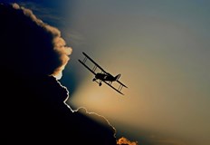 Шест F 16 не можаха да го свалятМалък двудвигателен самолет Beechcraft