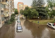 Изключително силен дъжд се изля в Благоевград този следобедПо данни