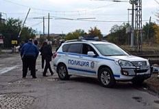 Влаковата композиция е дерайлиралаКамион и бърз влак се удариха между