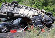 Те са пътували в леката кола върху която се стоварил