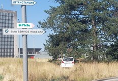 Кола с украинска регистрация е кацнала в затревена площ преди