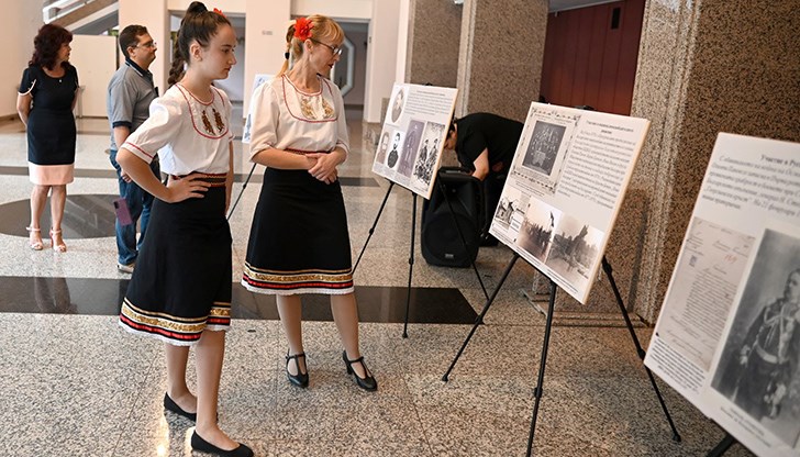 Преди дебатите във фоайето на Доходното здание беше представена тематична изложба на ОУ “Олимпи Панов“ и възстановки на разстрела на бунтовниците