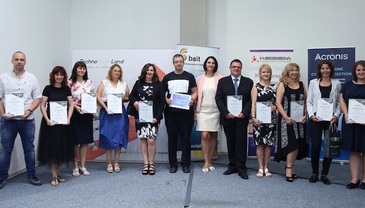 Снежана Иванова, старши начален учител в ОУ "Любен Каравелов", получи ваучер за безплатно посещение с учениците си на "Техно меджик ленд" Снежана Иванова, старши начален учител в ОУ "Любен Каравелов", получи ваучер за безплатно посещение с учениците си на "Техно меджик ленд"