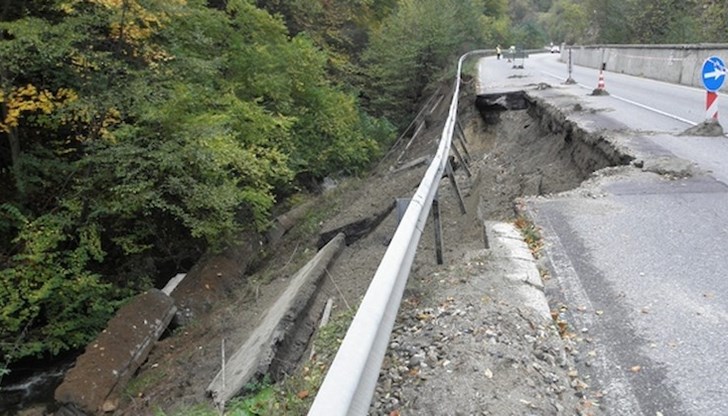 Част от платното Батак - Доспат се срути