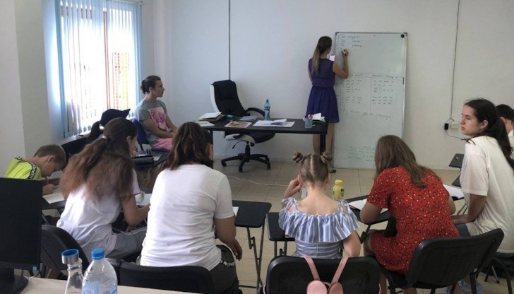 Преподавателките са студентките по Педагогика от Русенски университет Анастасия Назарова и Михаела Георгиева
